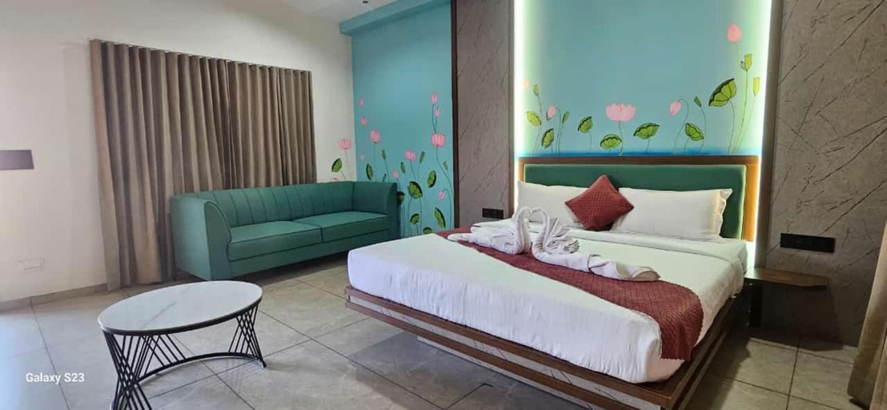 Shree Jalaram Resort Kodāe エクステリア 写真