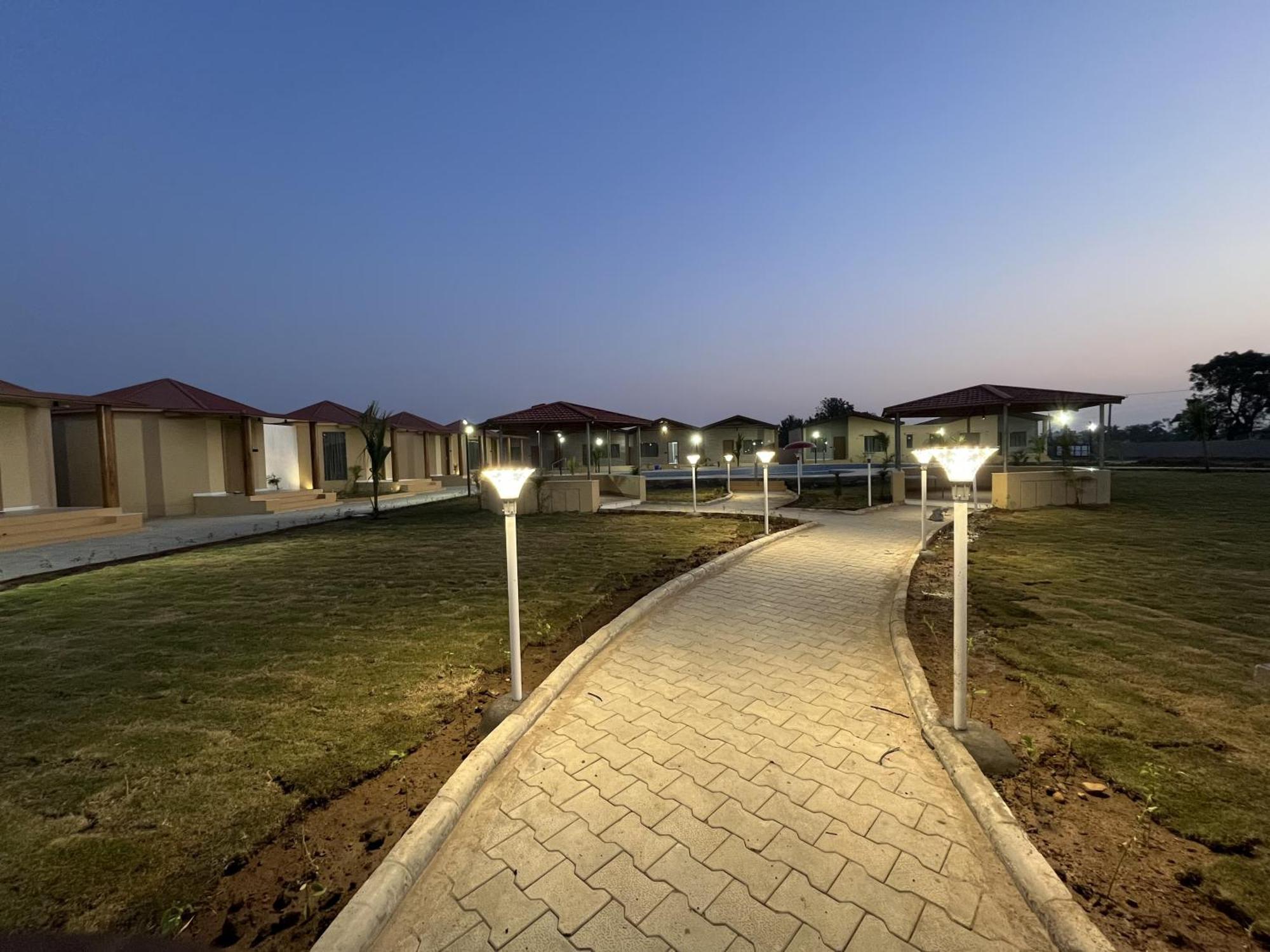 Shree Jalaram Resort Kodāe エクステリア 写真